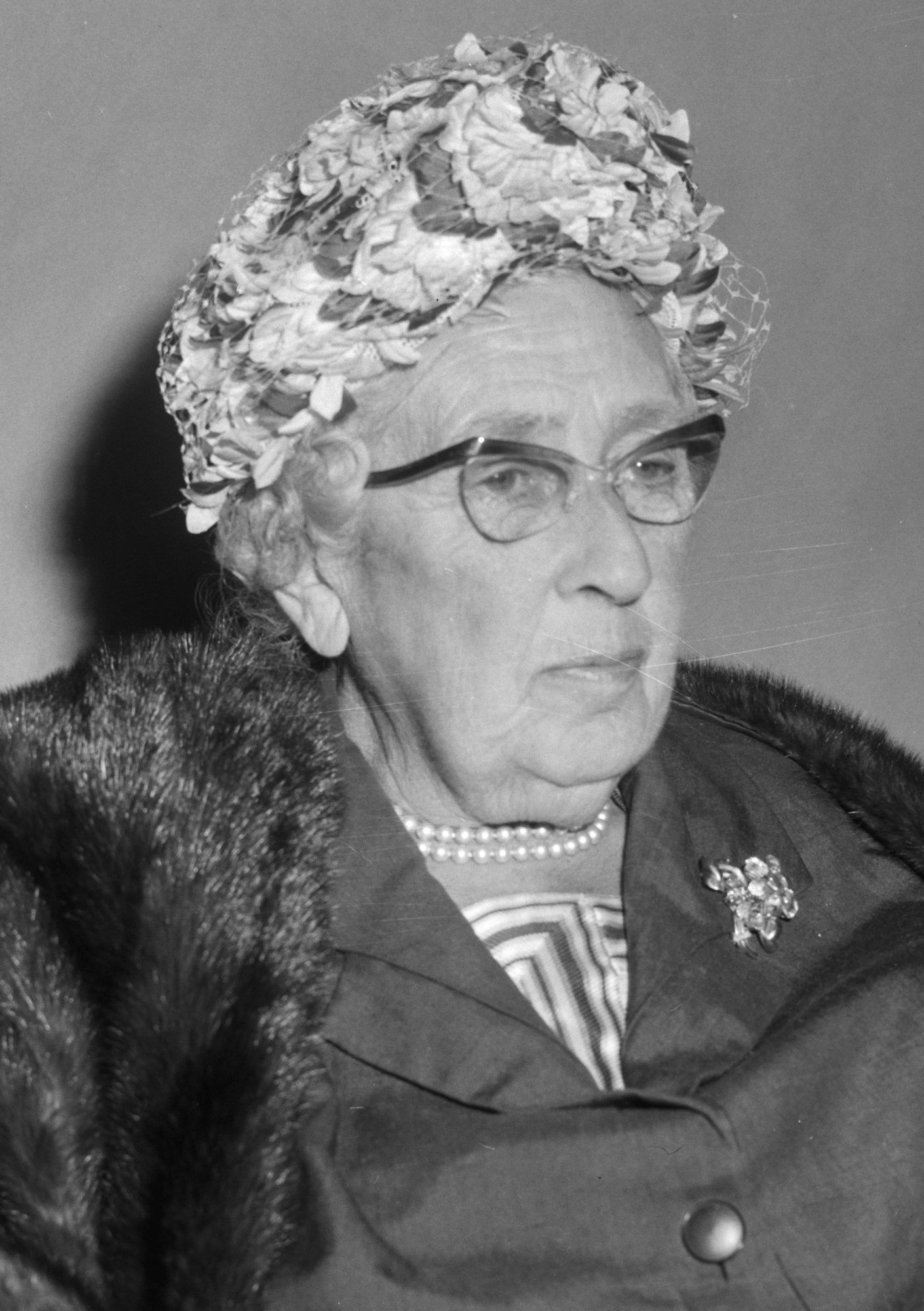 Fotografía de Agatha Christie, a su llegada a Ámsterdam