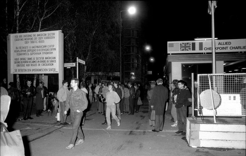 Checkpoint Charlie, noche de la caída del Muro, 1989