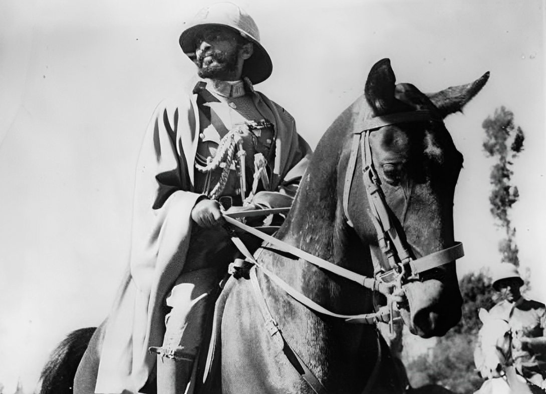Haile Selassie I a caballo, hacia 1935–1936