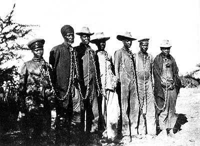 Hombre herero encadenado, 1904