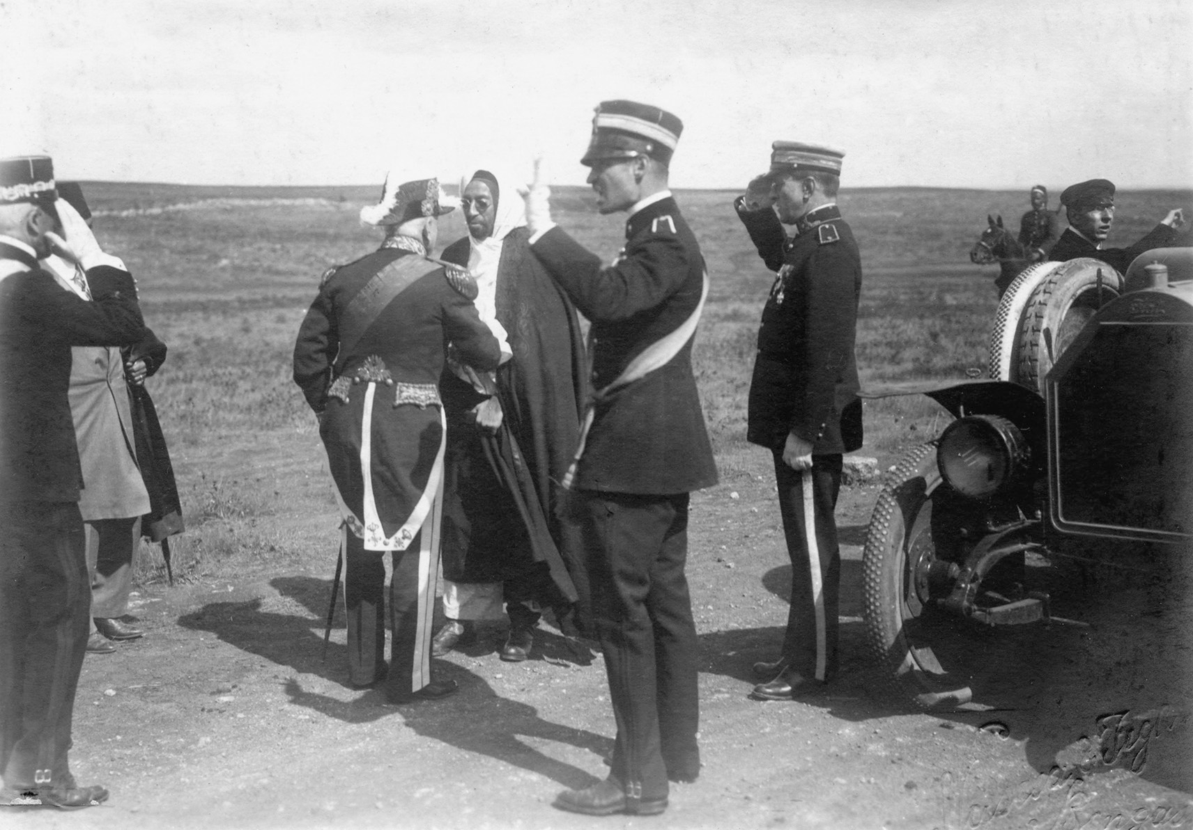 Idris al-Senussi con soldados italianos, 1919