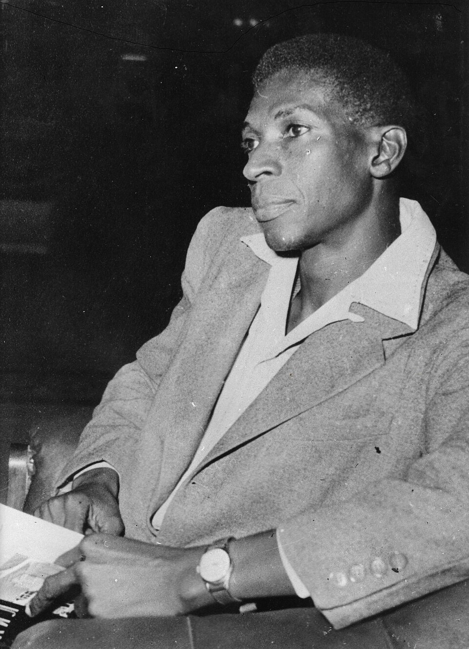 Portrait de Jacques Stéphen Alexis dans le hall de l'Hôtel Moskva le 24 mai 1959.jpg