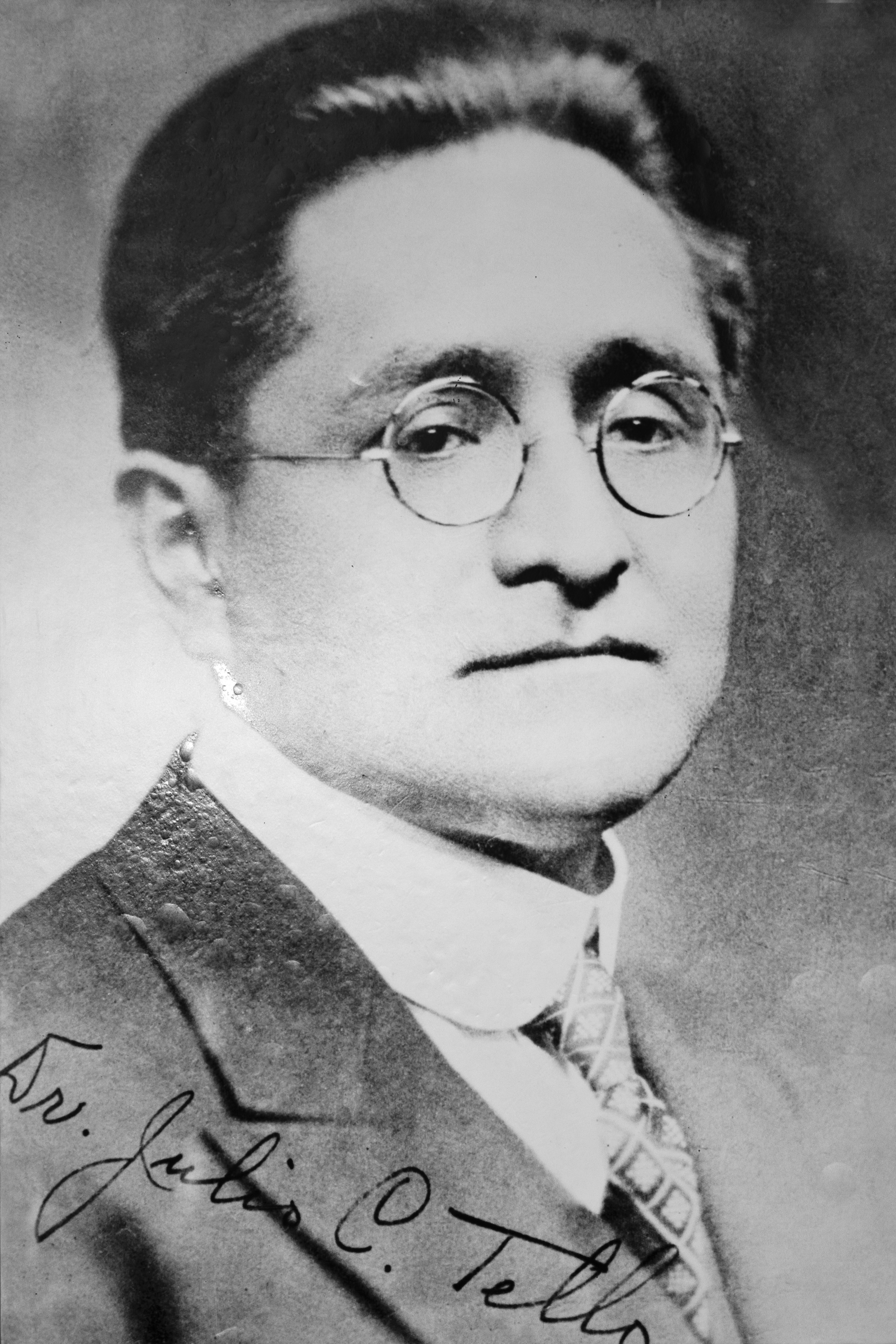Julio C. Tello, retrato de graduación en Harvard
