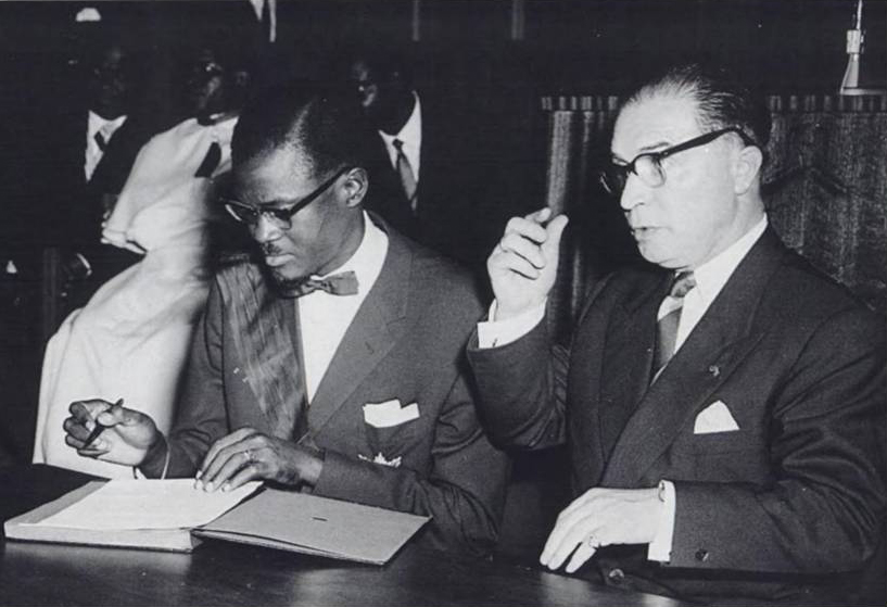 Lumumba firma el documento de independencia, 30 de junio de 1960