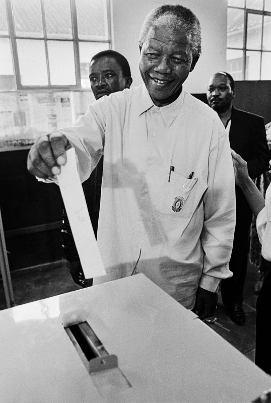 Nelson Mandela vota en 1994