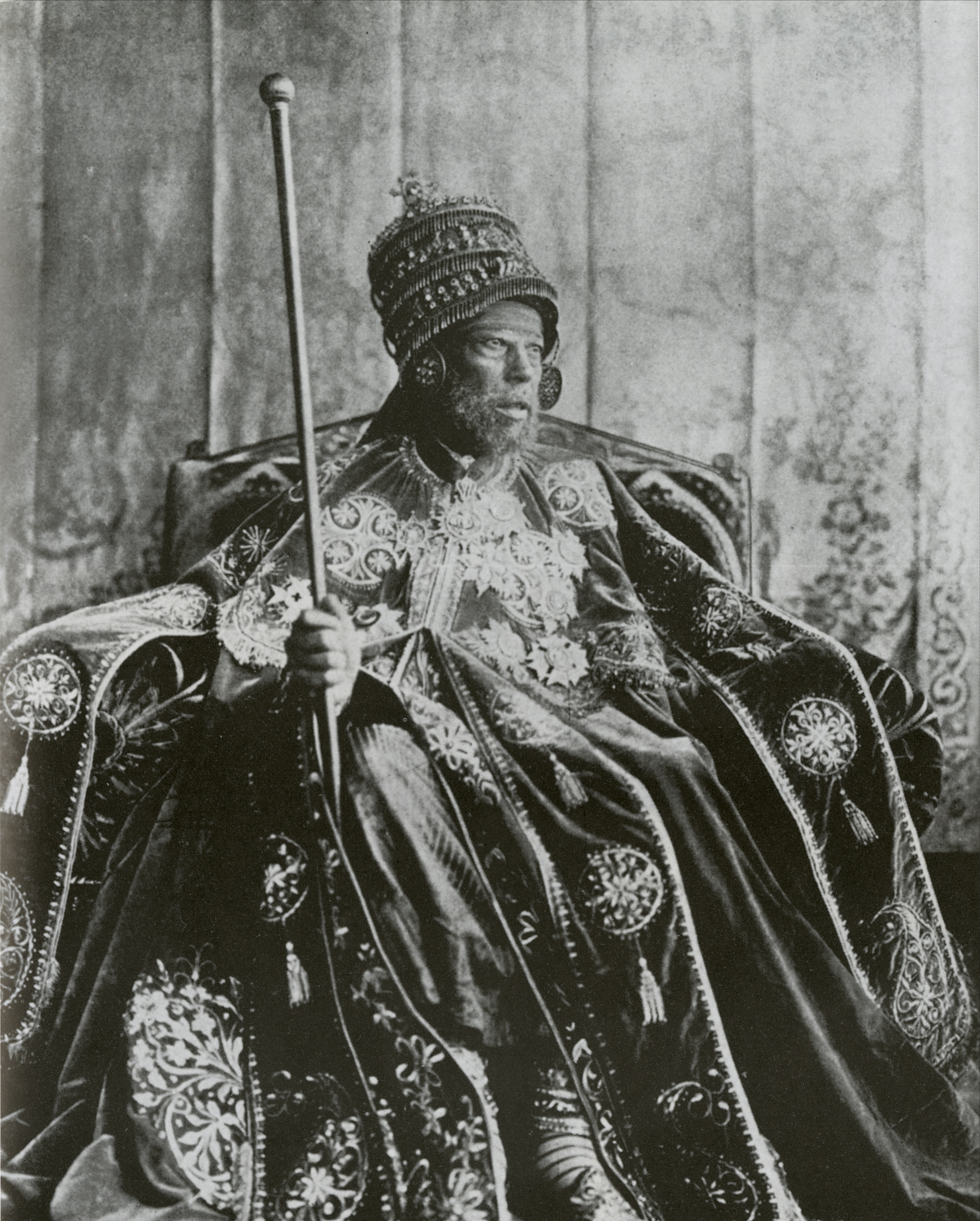 Menelik II en atuendo de coronación
