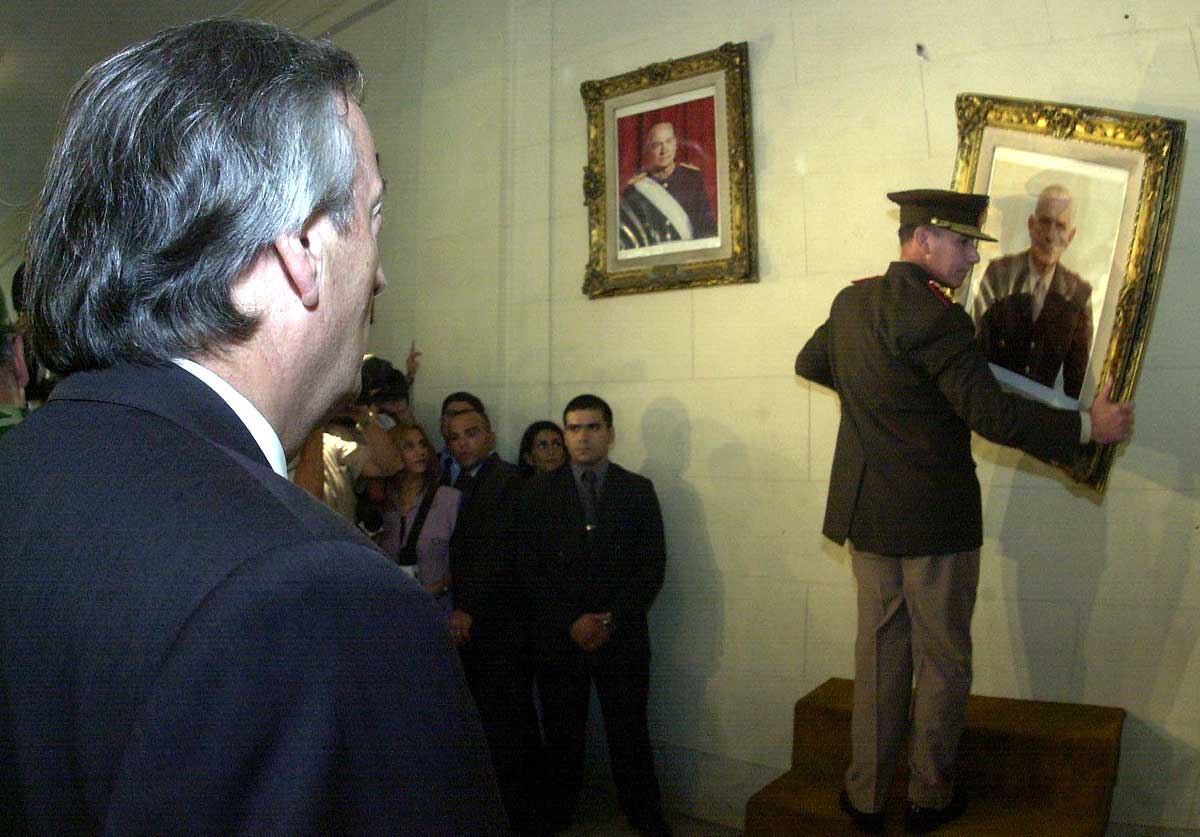 Néstor Kirchner - Retiro, retrato Bignone, Buenos Aires, marzo 2004