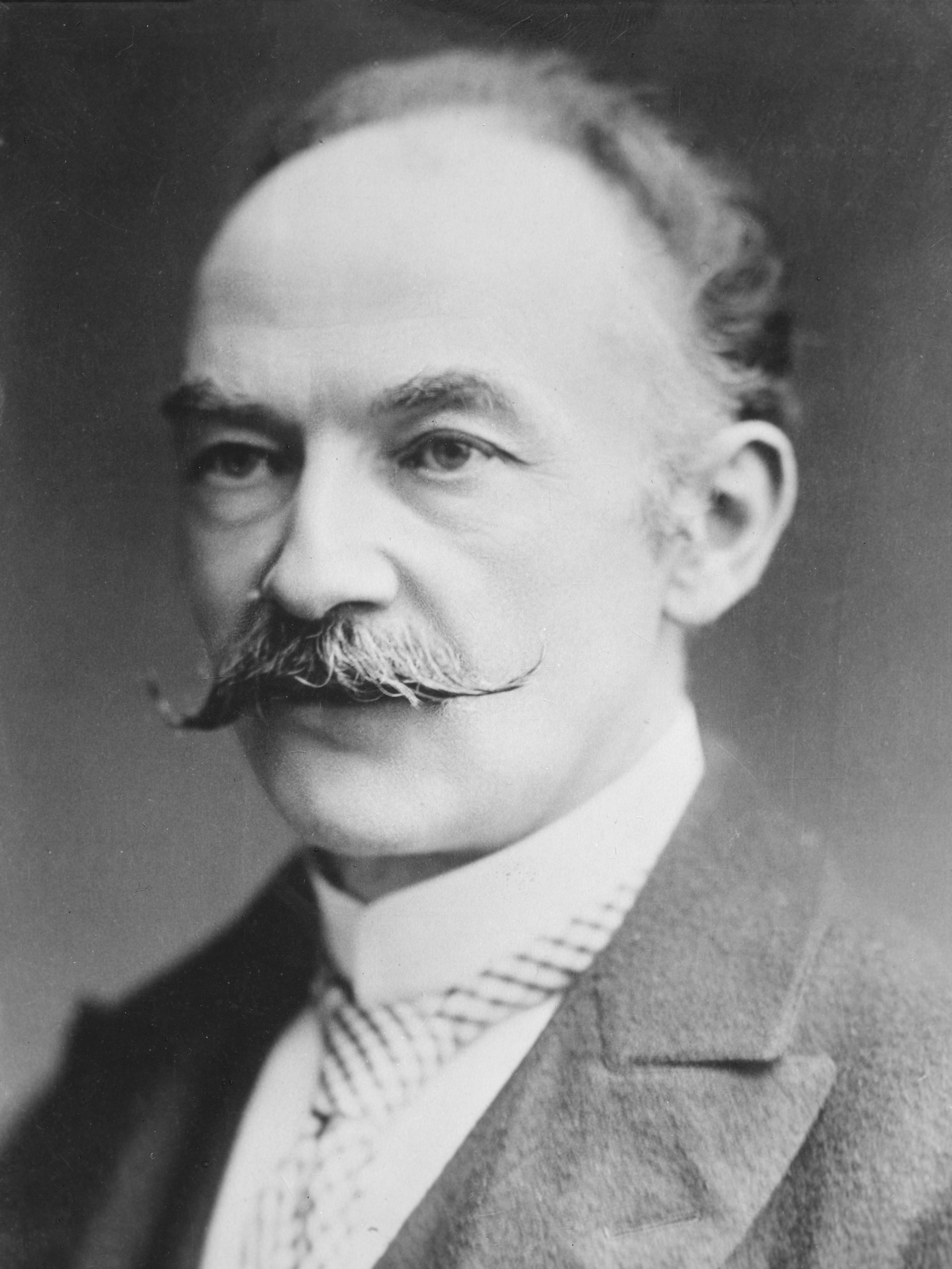 Retrato fotográfico restaurado de Thomas Hardy (1910-1915)