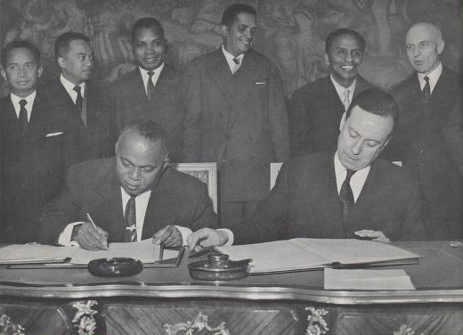 Firma de los acuerdos de independencia de Madagascar